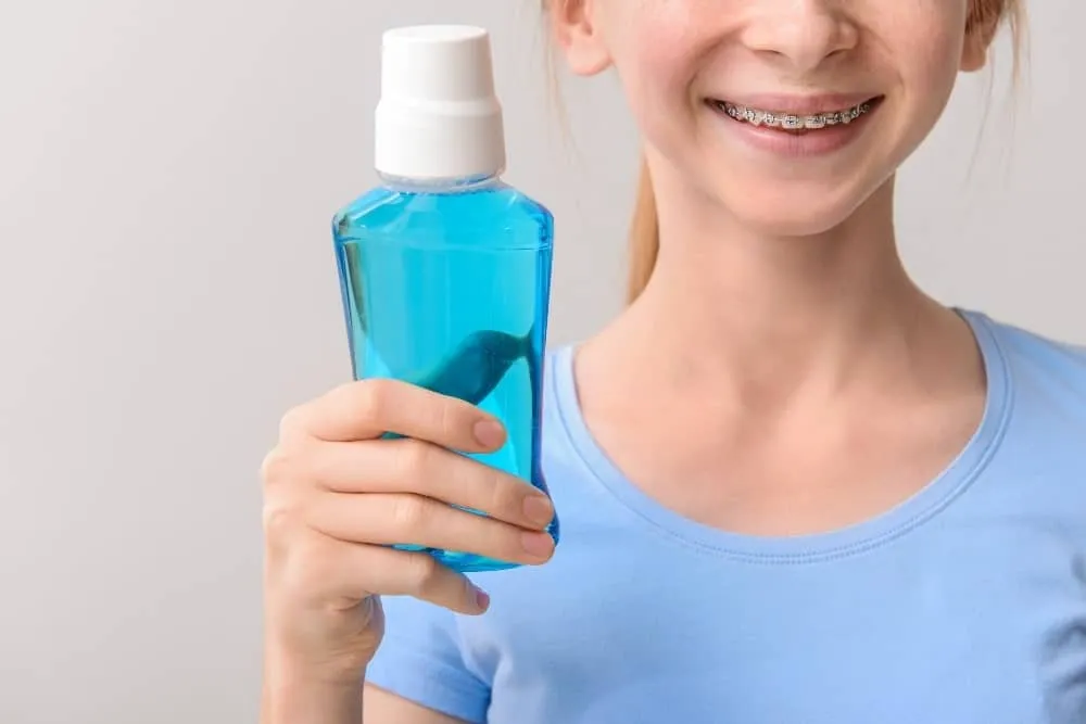 Lợi ích của việc sử dụng nước súc miệng khi niềng răng là gì?